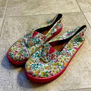 Girls Tom’s flower print slip on shoes